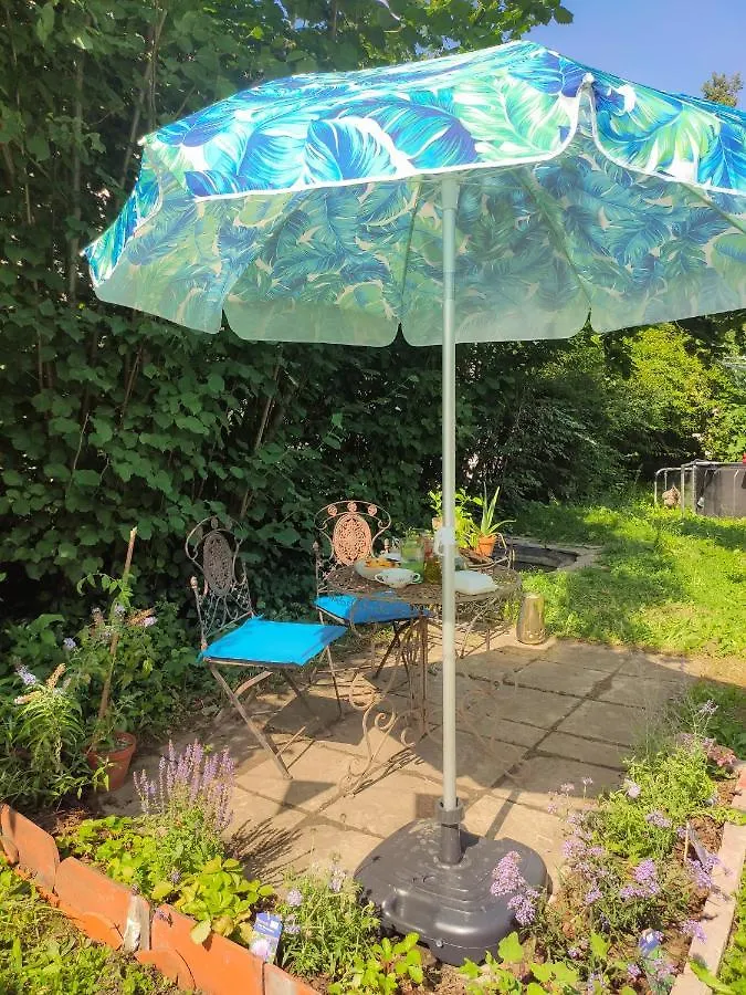 Privatunterkunft Modernes Zimmer am Park mit Garten, Hühner&Enten München